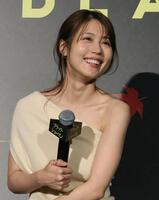 　肩を大胆に披露した衣装で舞台あいさつに登した有村架純（撮影・西岡正）