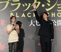 　舞台あいさつでファンにアピールする福山雅治（右）と有村架純（撮影・西岡正）