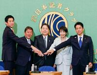 　自民党総裁選の立候補者討論会で、写真に納まる（左から）小林元経済安保相、茂木前幹事長、林官房長官、高市前経済安保相、小泉農相