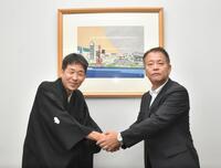 　襲名あいさつに訪れた笑福亭喬若（左）と藤谷稔デイリースポーツ代表取締役社長