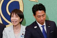 　自民党総裁選の立候補者討論会に臨む高市前経済安保相（左）と小泉農相