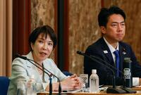 　自民党総裁選の立候補者討論会に臨む高市前経済安保相（左）と小泉農相