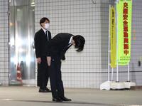 　保釈され頭を下げる清水尋也被告