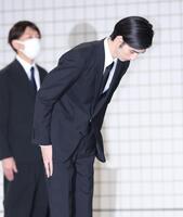　保釈され頭を下げる清水尋也被告
