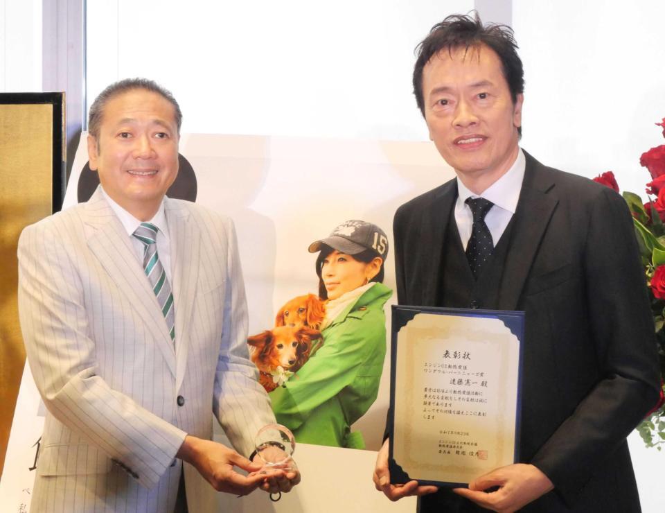 　川島なお美さんの写真の前で記念撮影をする鎧塚俊彦氏（左）と遠藤憲一