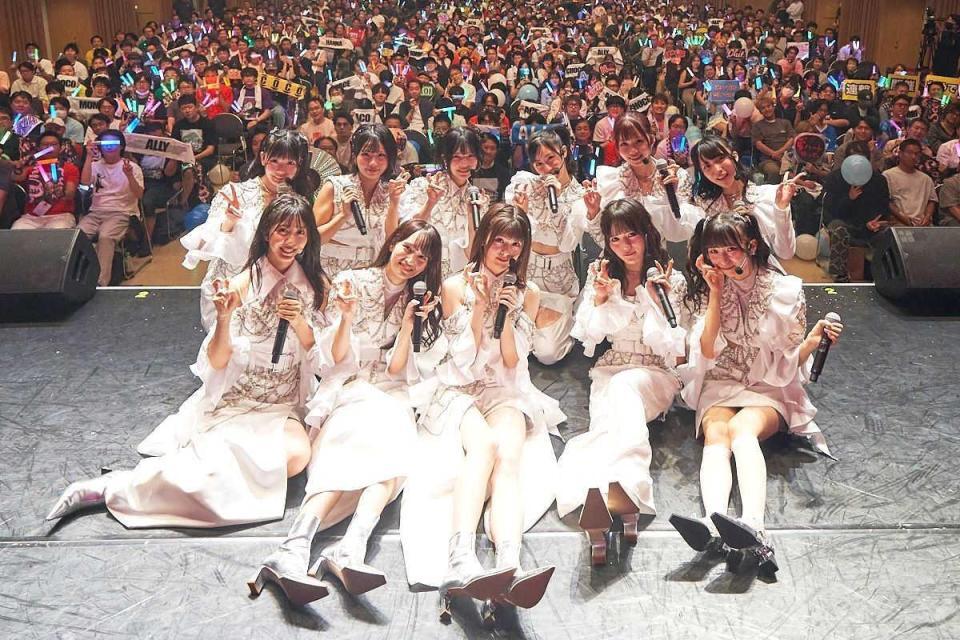 　観客と記念撮影するＷＨＩＴＥ　ＳＣＯＲＰＩＯＮ　©ＯＶＥＲＳＥ