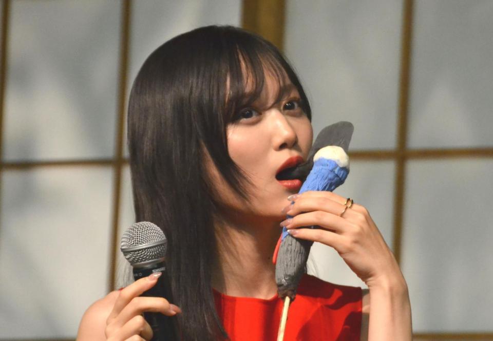 　映画「火喰鳥を、喰う」大ヒット祈願イベントで火喰鳥を模したお菓子の一部を頬張る山下美月