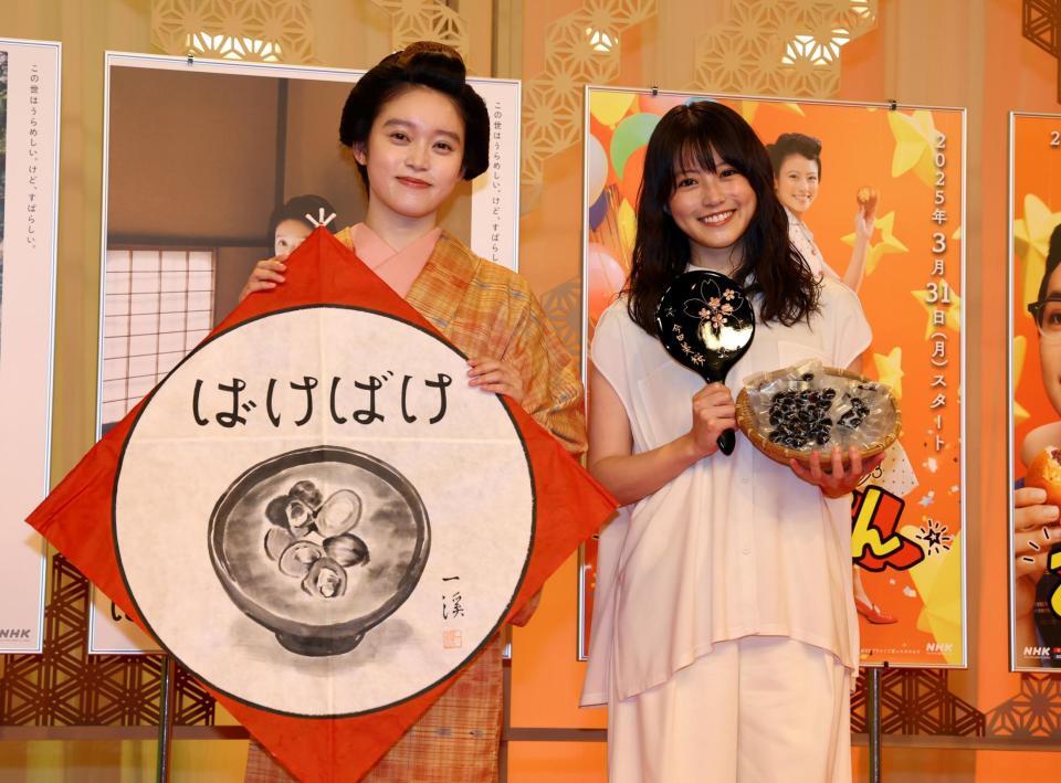 　プレゼント交換し笑顔で写真に納まる高石あかり（左）と今田美桜（撮影・山口登）