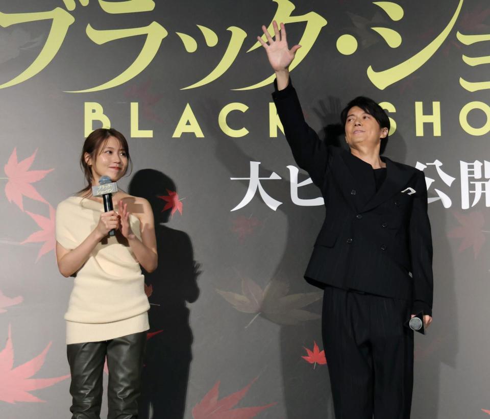 　舞台あいさつでファンにアピールする福山雅治（右）と有村架純（撮影・西岡正）