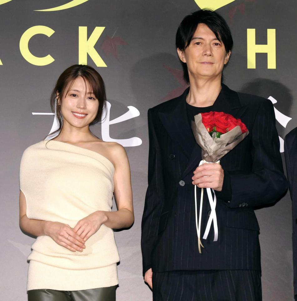 　有村架純（左）が出したバラを手にする福山雅治（撮影・西岡正）