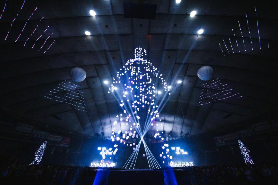 　光りの粒がＰｅｒｆｕｍｅ３人の巨像となった