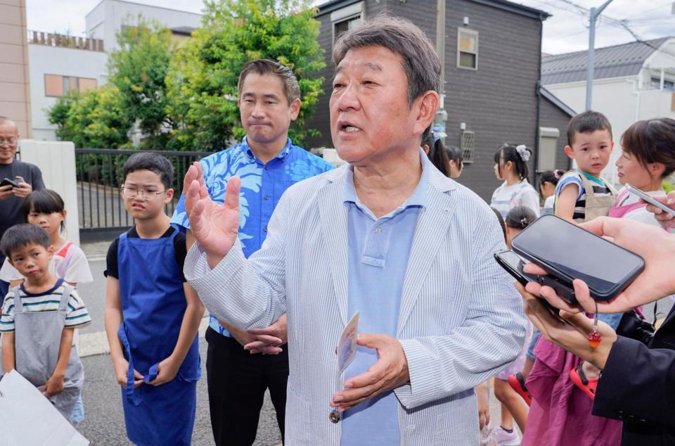 　子ども食堂を視察後、記者団の取材に応じる自民党の茂木前幹事長＝21日