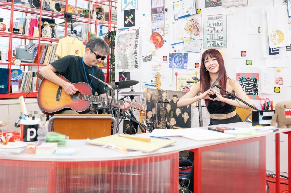 　ＮＨＫ総合「ｔｉｎｙ　ｄｅｓｋ　ｃｏｎｃｅｒｔｓ　ＪＡＰＡＮ」の収録を行ったアイナ・ジ・エンド（右）と向井秀徳