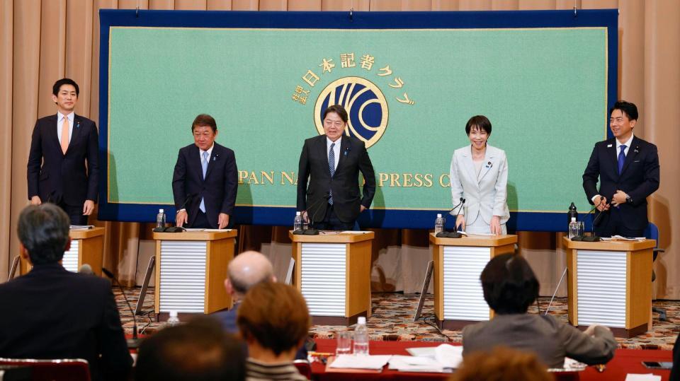 　自民党総裁選の立候補者討論会を終え立ち上がる（左から）小林元経済安保相、茂木前幹事長、林官房長官、高市前経済安保相、小泉農相