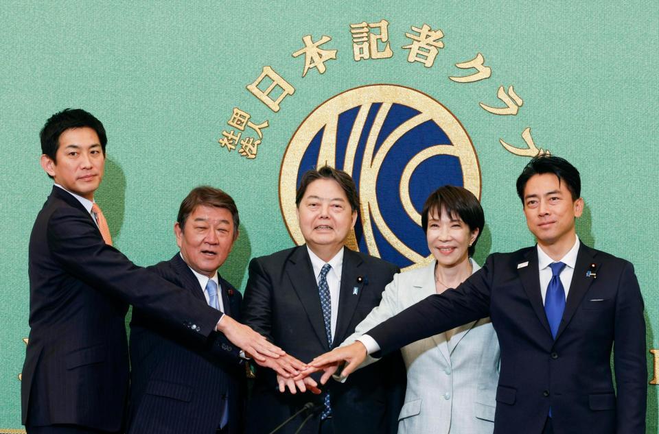 　自民党総裁選の立候補者討論会で、写真に納まる（左から）小林元経済安保相、茂木前幹事長、林官房長官、高市前経済安保相、小泉農相