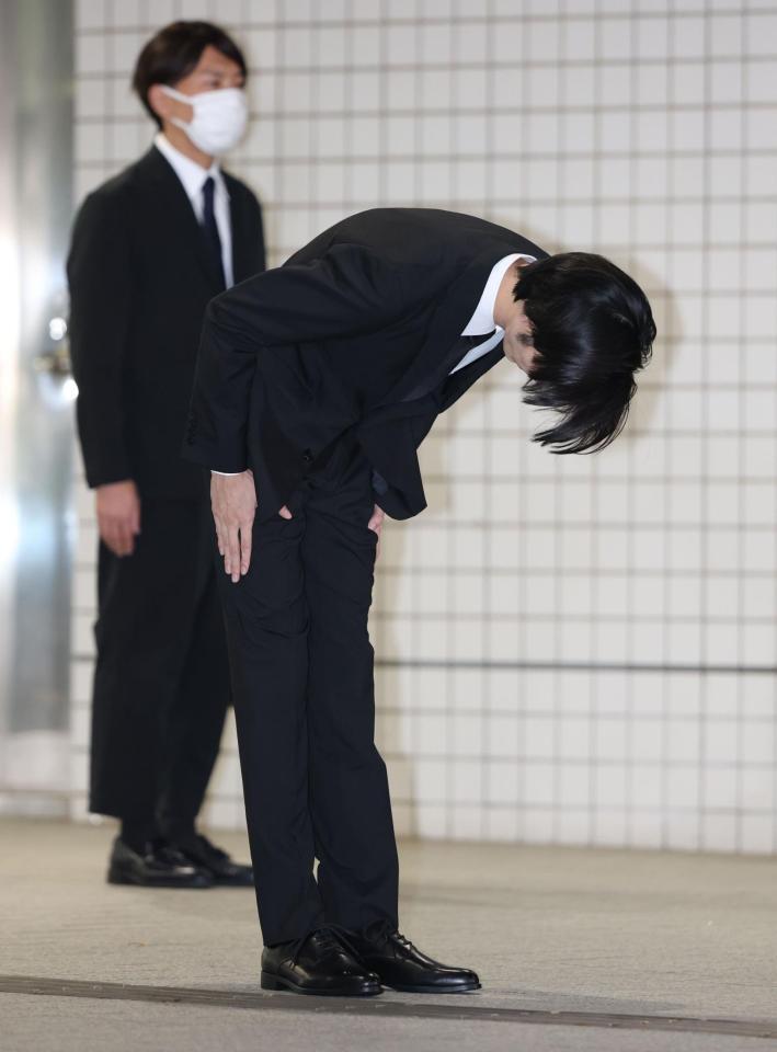 　保釈される頭を下げる清水尋也被告