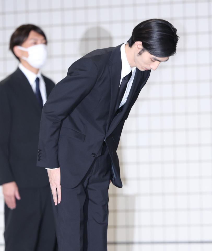 　保釈され頭を下げる清水尋也被告