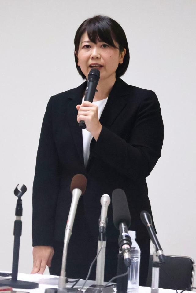 　臨時記者会見で説明する前橋市の小川晶市長