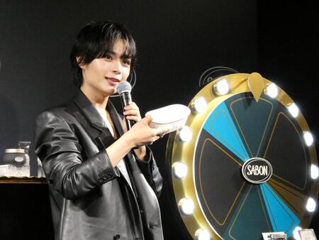 　バスタブのミニチュアを持つ大西流星