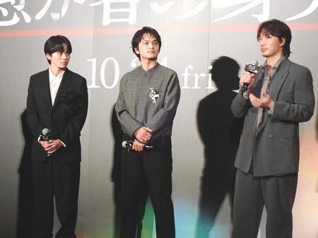 　映画「愚か者の身分」の舞台あいさつを行った（左から）林裕太、北村匠海、綾野剛