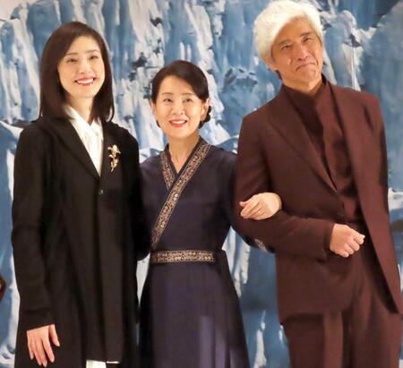 　完成披露試写会に出席した（左から）天海祐希、吉永小百合、佐藤浩市