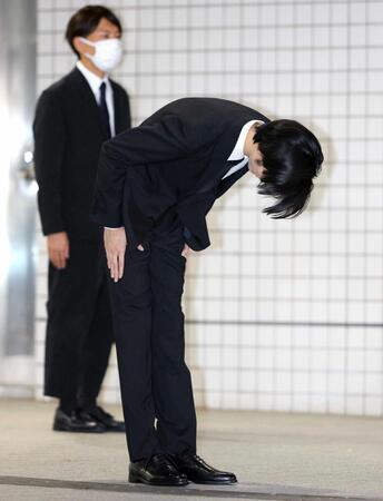 　深々と頭を下げる清水尋也被告（撮影・金田祐二）