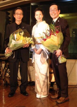 　デビュー４０周年を迎えたビリー・バンバンの菅原進（左）と菅原孝さん（右）を祝福する坂本冬美＝０９年１月