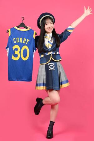 　持参したＮＢＡのステフィン・カリー選手のユニホームを手にする白鳥沙怜（撮影・堀内翔）