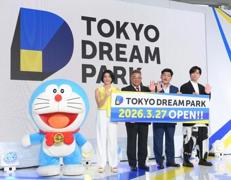 　「ＴＯＫＹＯ　ＤＲＥＡＭ　ＰＡＲＫコンテンツ発表会」に登場した（左から）ドラえもん、高嶋ちさ子、サンドウィッチマン・伊達みきお、富澤たけし、加藤シゲアキ（撮影・伊藤笙子）
