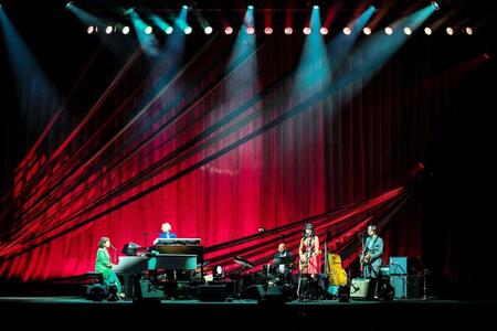 　３年ぶり６回目の来日公演を行ったノラ・ジョーンズ（左端）（写真：土居政則）