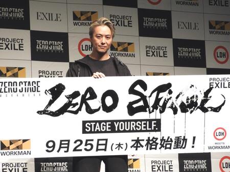 　「ＺＥＲＯ　ＳＴＡＧＥ」と即興で描いたパネルを手に笑顔を浮かべるＥＸＩＬＥ　ＴＡＫＡＨＩＲＯ