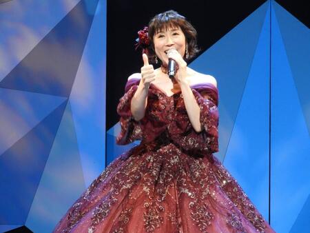 　ステージ上で熱唱を見せた水森かおり