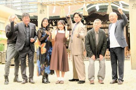 　ヒット祈願に出席した（右から）山本浩之アナ、桂南光、波岡一喜、澤井梨丘、三倉茉奈、赤井英和、桐生麻耶