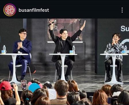 　釜山国際映画祭の公式インスタグラム＠ｂｕｓａｎｆｉｌｍｆｅｓｔより　韓国のファンに笑顔で答える吉沢亮（中央）