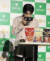 　西野七瀬が具材を選んだ鍋の香りを嗅ぐ高橋文哉