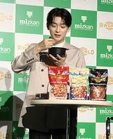 　西野七瀬が具材を選んだ鍋にパンを浸して食べる高橋文哉