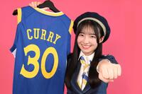 　持参したＮＢＡのステフィン・カリー選手のユニホームを手にする白鳥沙怜（撮影・堀内翔）