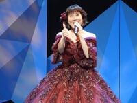 　ステージ上で熱唱を見せた水森かおり