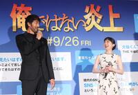 　イベントに登壇した阿部寛と芦田愛菜（右）＝撮影・石井剣太郎