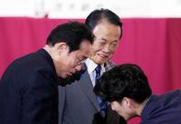 　自民党総裁選の所見発表演説会の会場に入った岸田前首相（左）と麻生最高顧問＝２２日