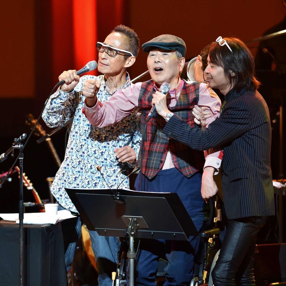 　熱唱するビリー・バンバンの菅原進（左）と菅原孝さん（中央）＝２０１９年１１月