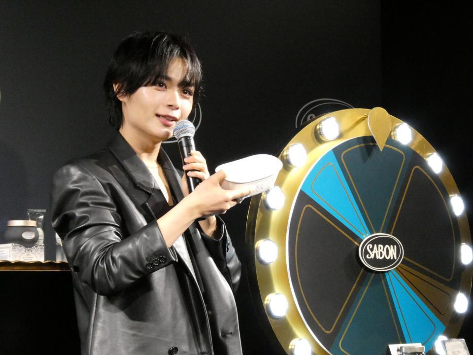 　バスタブのミニチュアを持つ大西流星