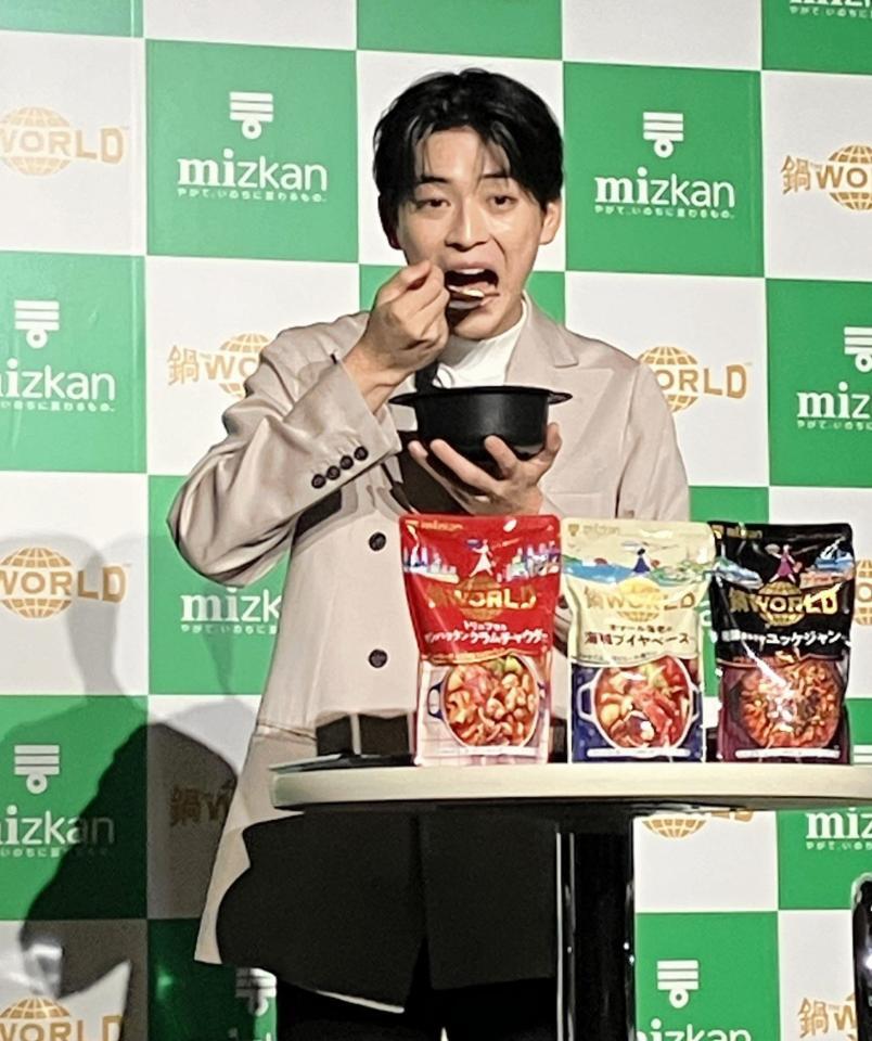 　西野七瀬が具材を選んだ鍋を食する高橋文哉