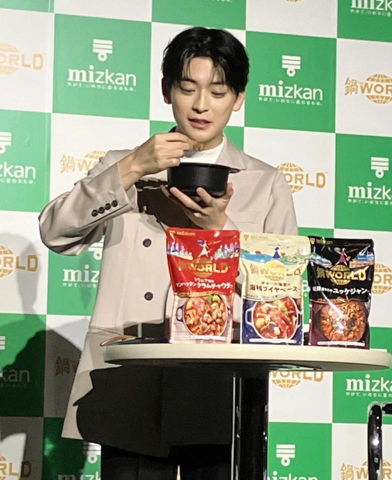 　西野七瀬が具材を選んだ鍋にパンを浸して食べる高橋文哉