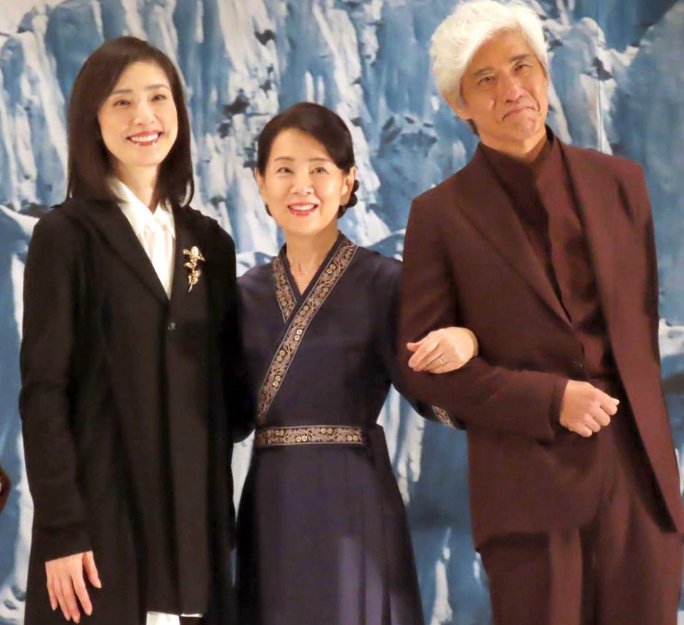 　完成披露試写会に出席した（左から）天海祐希、吉永小百合、佐藤浩市