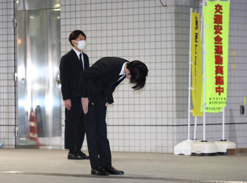 　保釈され頭を下げる清水尋也被告