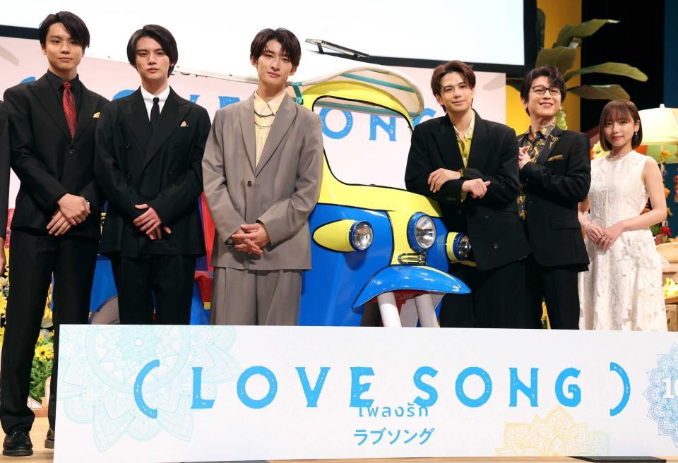　映画「（ＬＯＶＥ　ＳＯＮＧ）」ジャパンプレミアに登場した（左から）逢見亮太、藤原大祐、向井康二、森崎ウィン、及川光博、齊藤京子（撮影・佐々木彰尚）