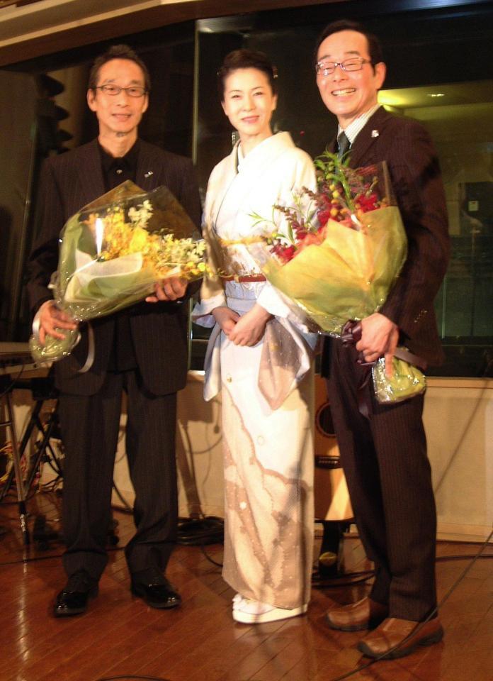 　デビュー４０周年を迎えたビリー・バンバンの菅原進（左）と菅原孝さん（右）を祝福する坂本冬美＝０９年１月