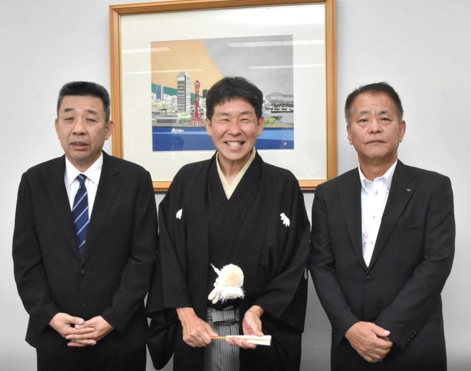 　襲名あいさつに訪れた笑福亭喬若（中央）。左は笑福亭松喬、右は藤谷稔デイリースポーツ社長