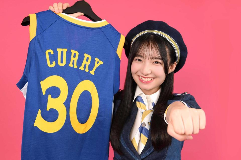 　持参したＮＢＡのステフィン・カリー選手のユニホームを手にする白鳥沙怜（撮影・堀内翔）